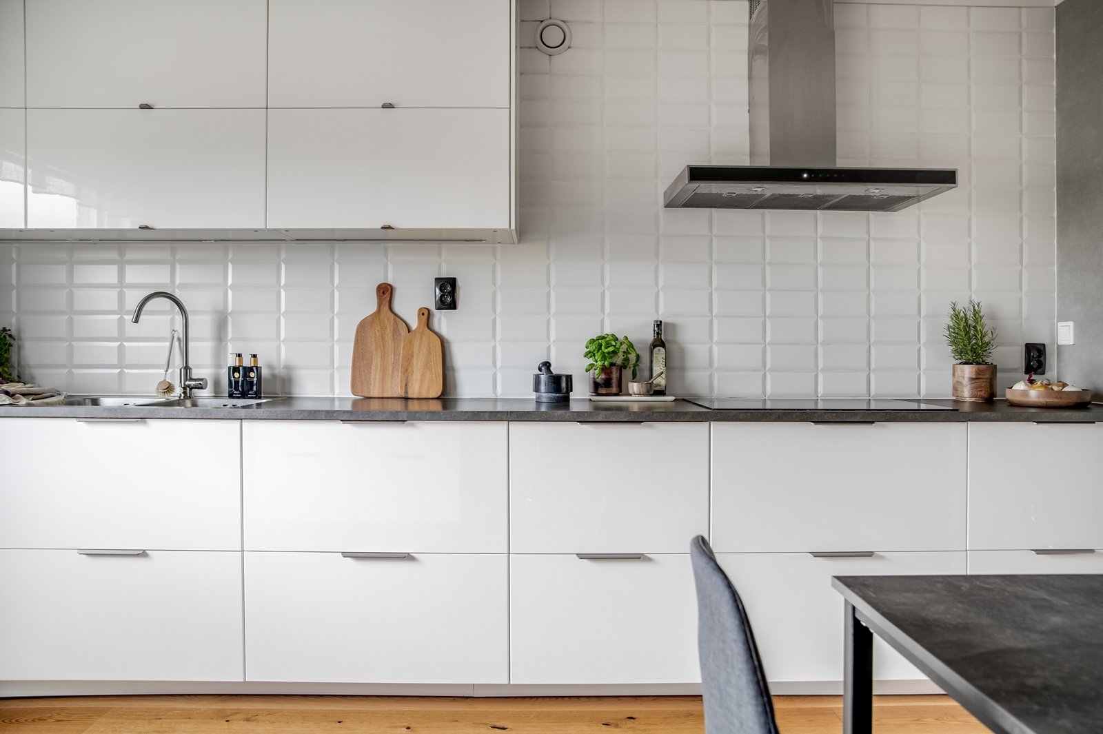 Stilrent kök med gott om skåpförvaring