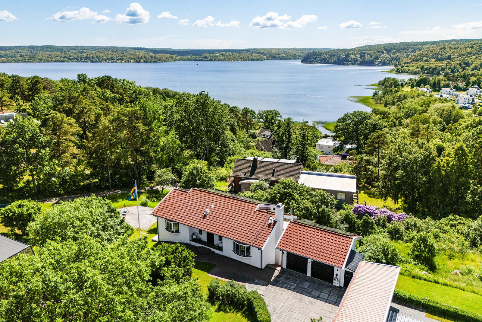 Med eftertraktat högt läge i Aspenäs ligger denna representativa ljusa villa med sjöutsikt