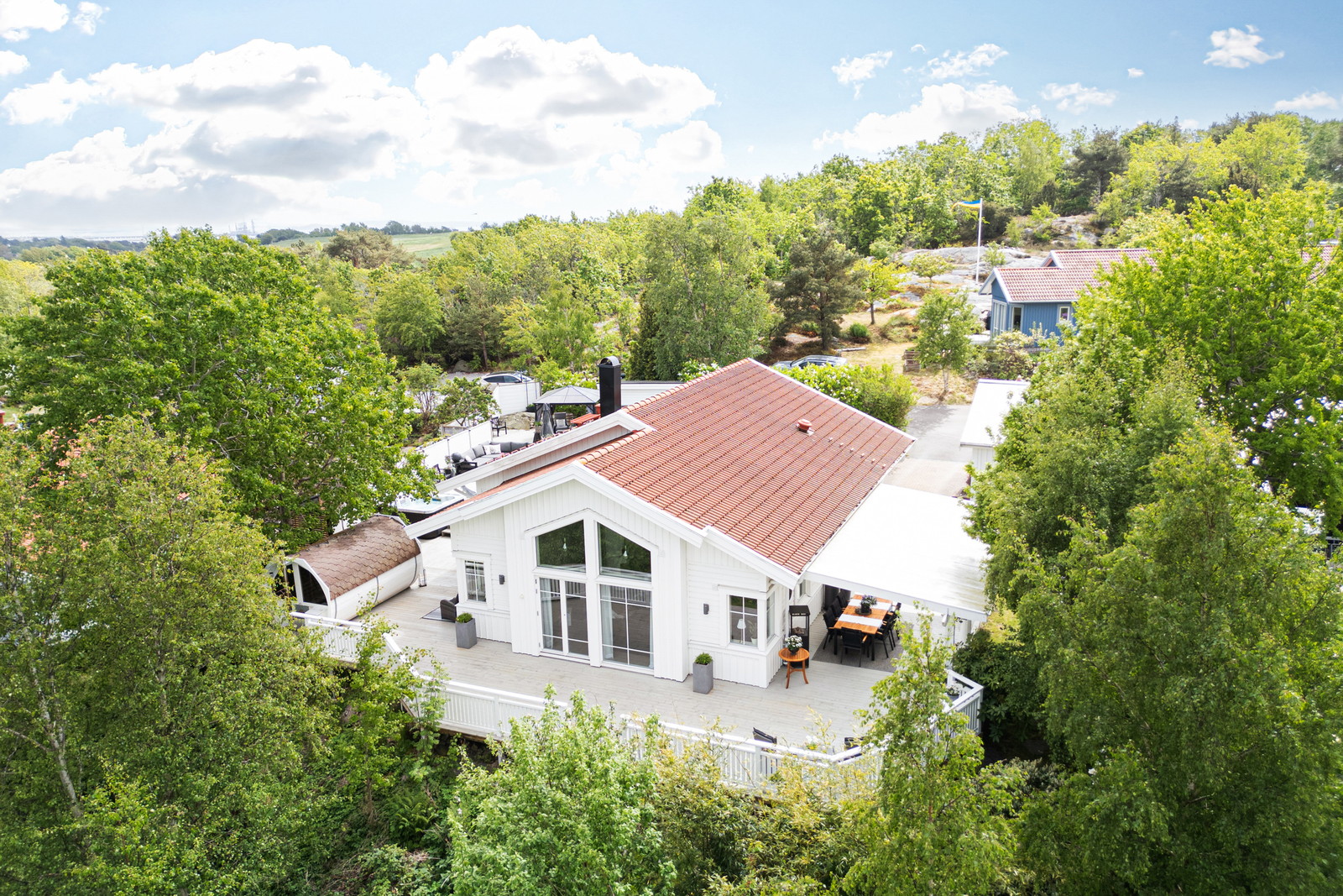 Villa med fantastiska fönster och högt i tak