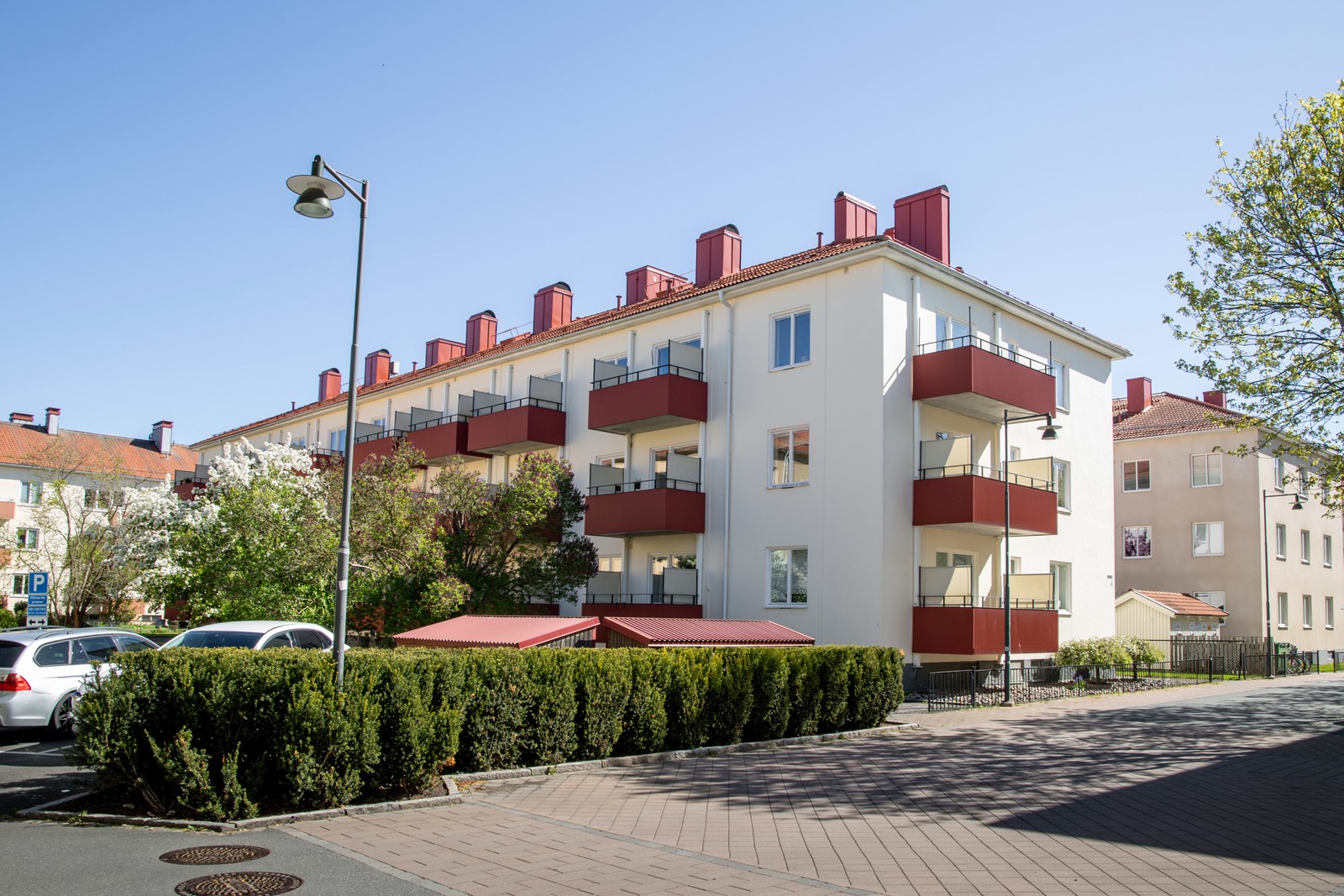 Till att börja med är den en del av välskötta Brf Lejonkulan och har en låg månadsavgift.