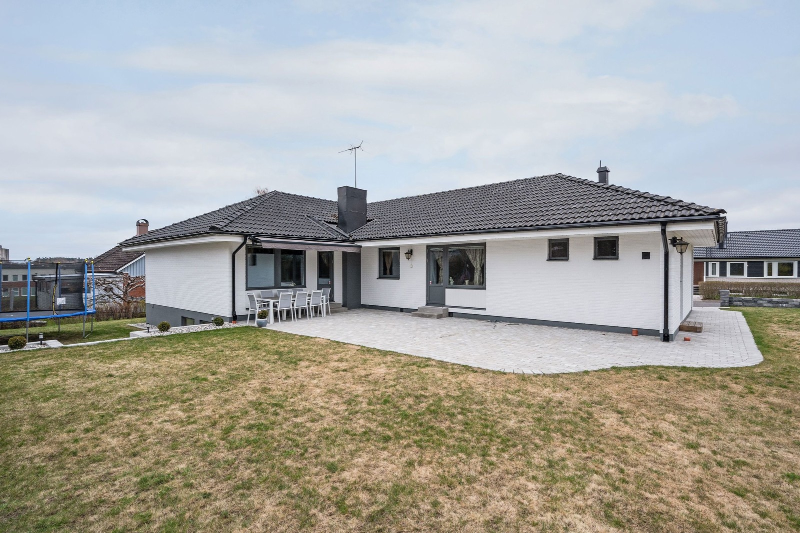 Stenlagd baksida som ligger med bästa solläge.