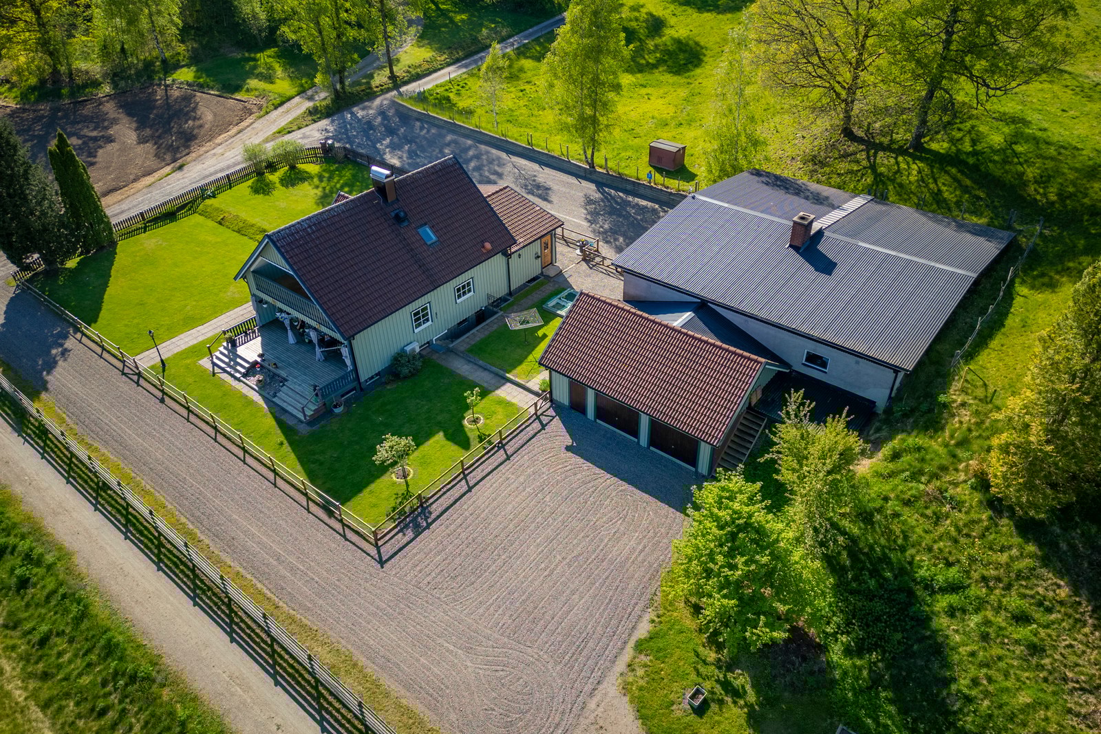 Stort dubbelgarage ligger i anslutning till den väl tilltagna verkstaden