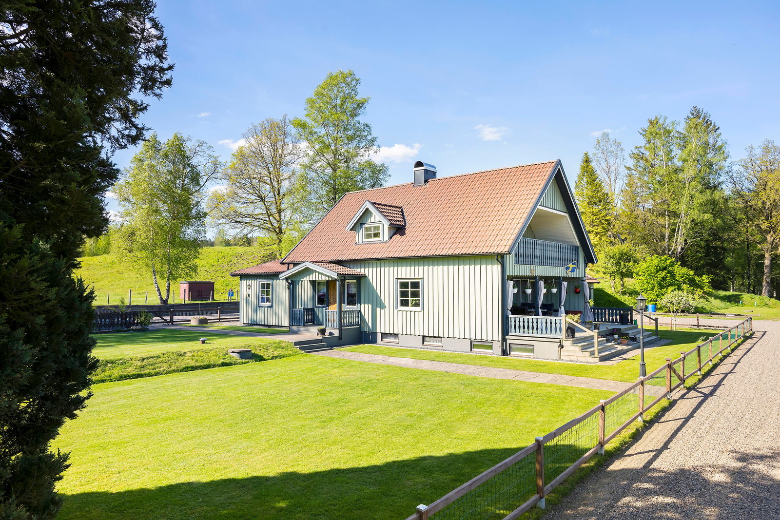Stor och lättskött trädgårdstomt