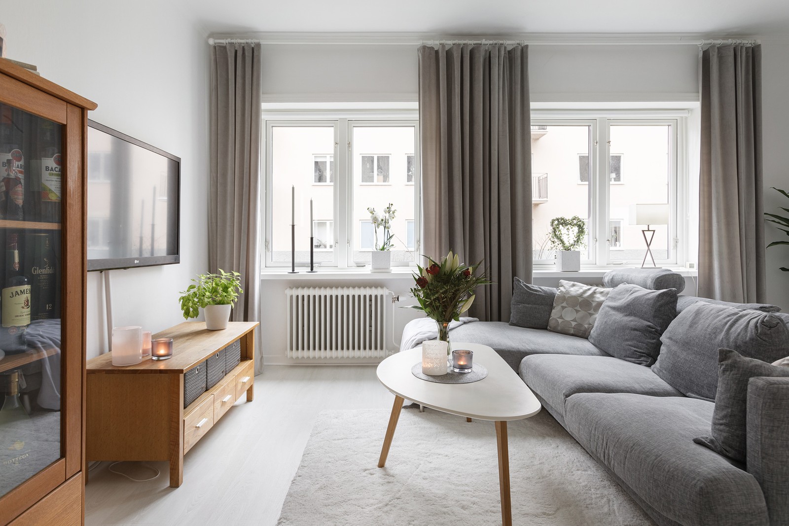 Vardagsrum med generös yta för både soffa och säng.