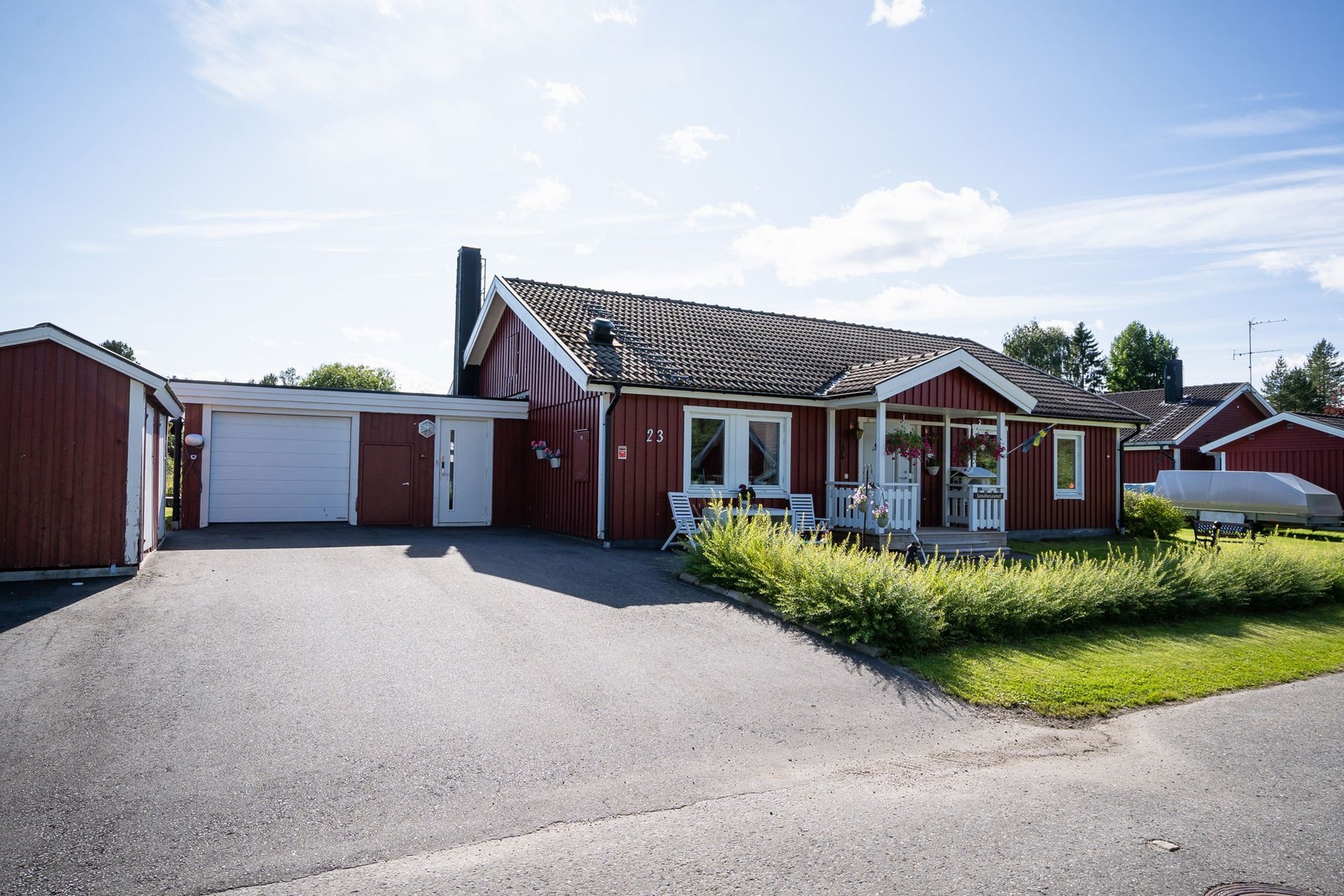 Rymlig uppfart med plats för flera bilar och vidbyggt garage