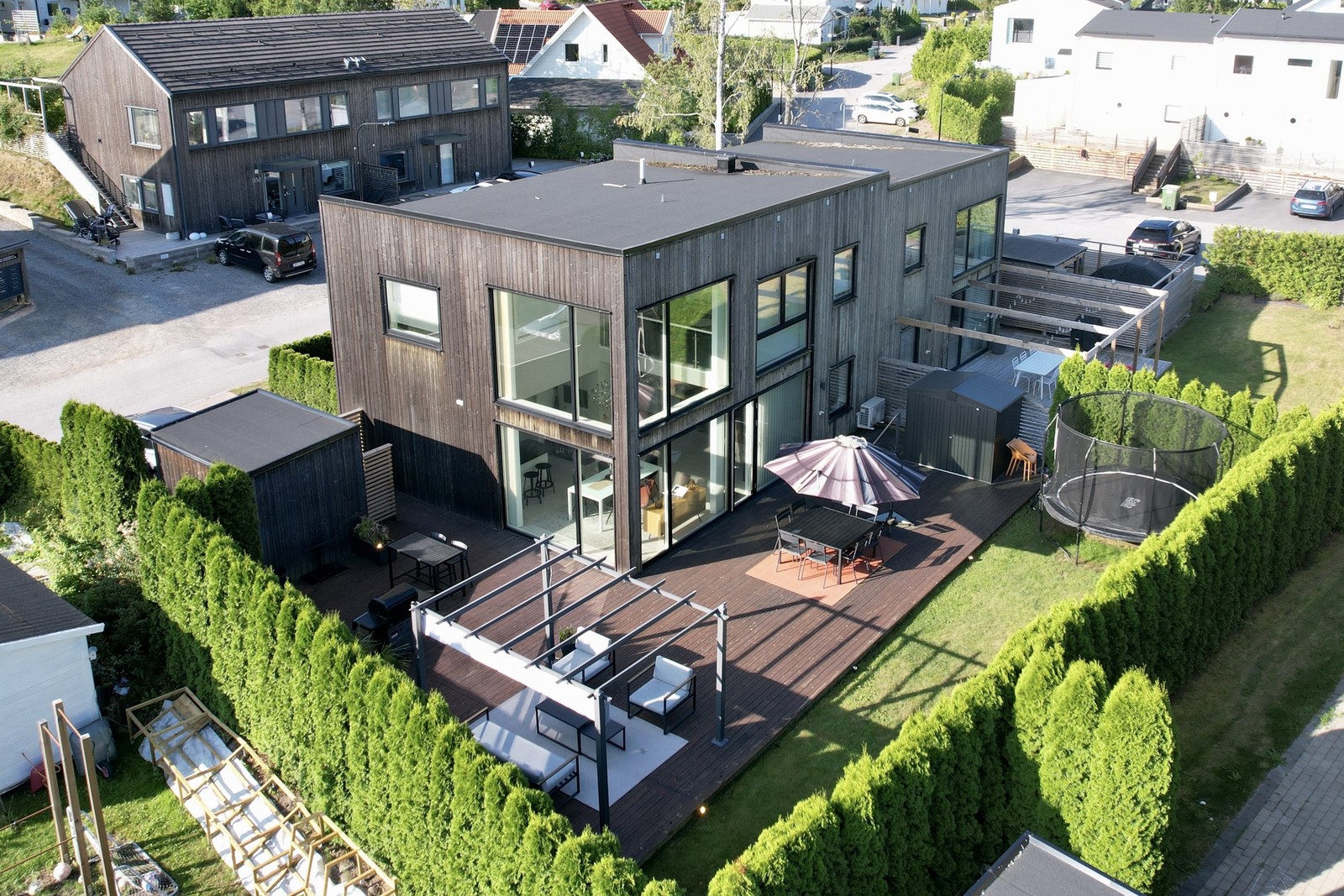 Parhuset har en av de större tomterna i området