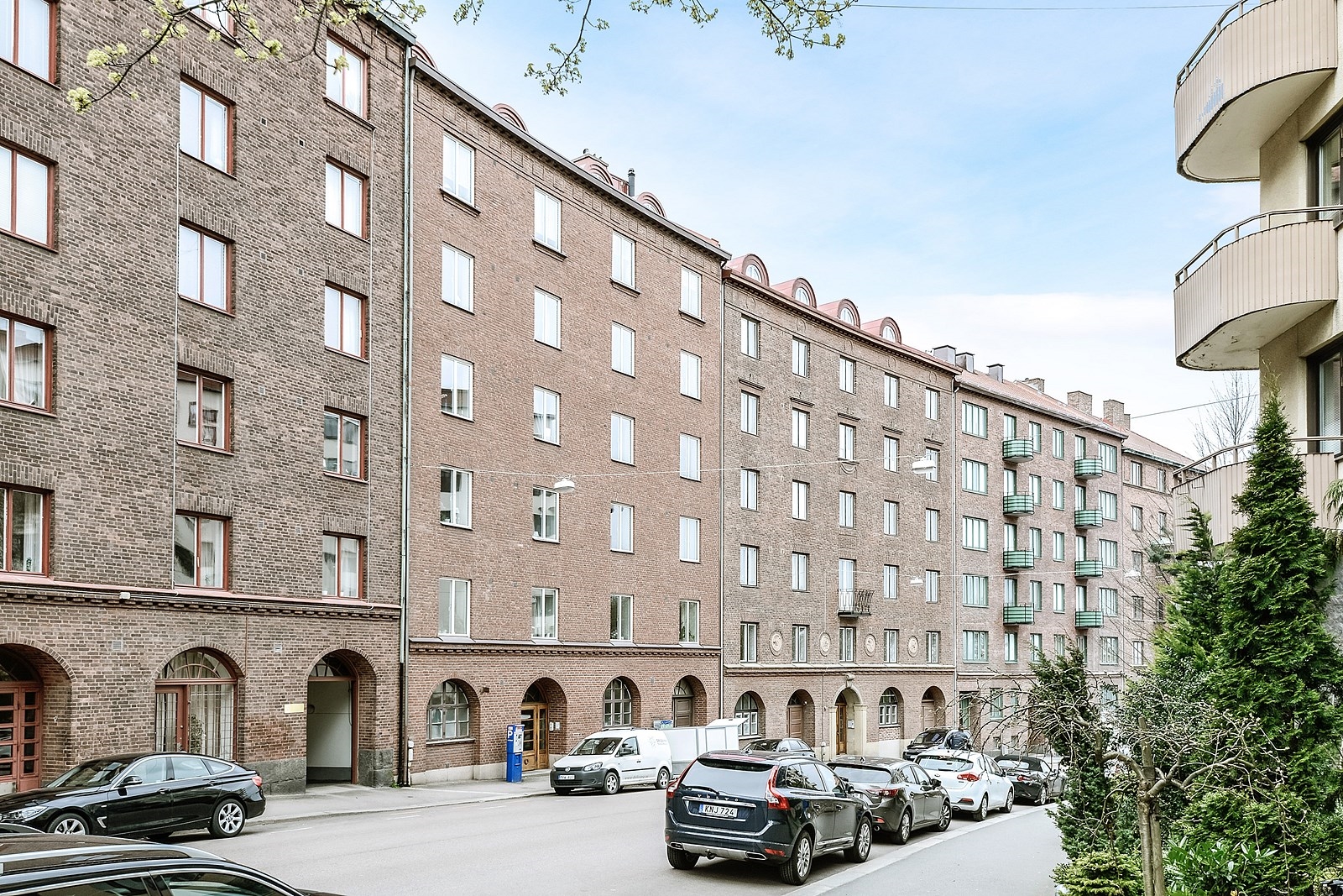 Den mäktiga tegelfasaden ut mot Viktor Rydbergsgatan!