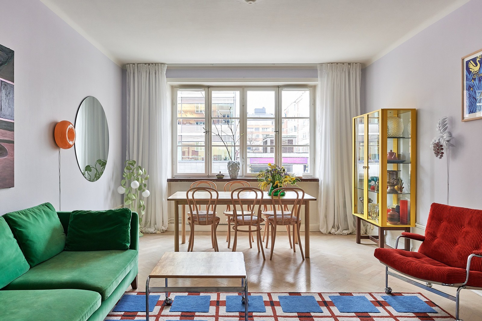 Stora, spröjsade fönsterpartier ger fint ljus