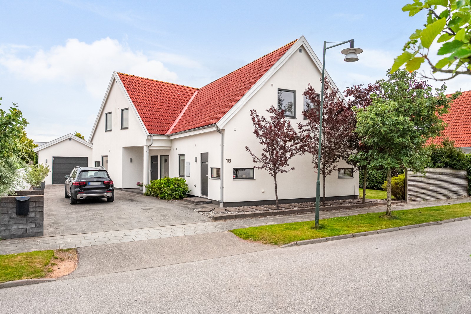 Uppfart med utrymme för flertalet fordon, garage