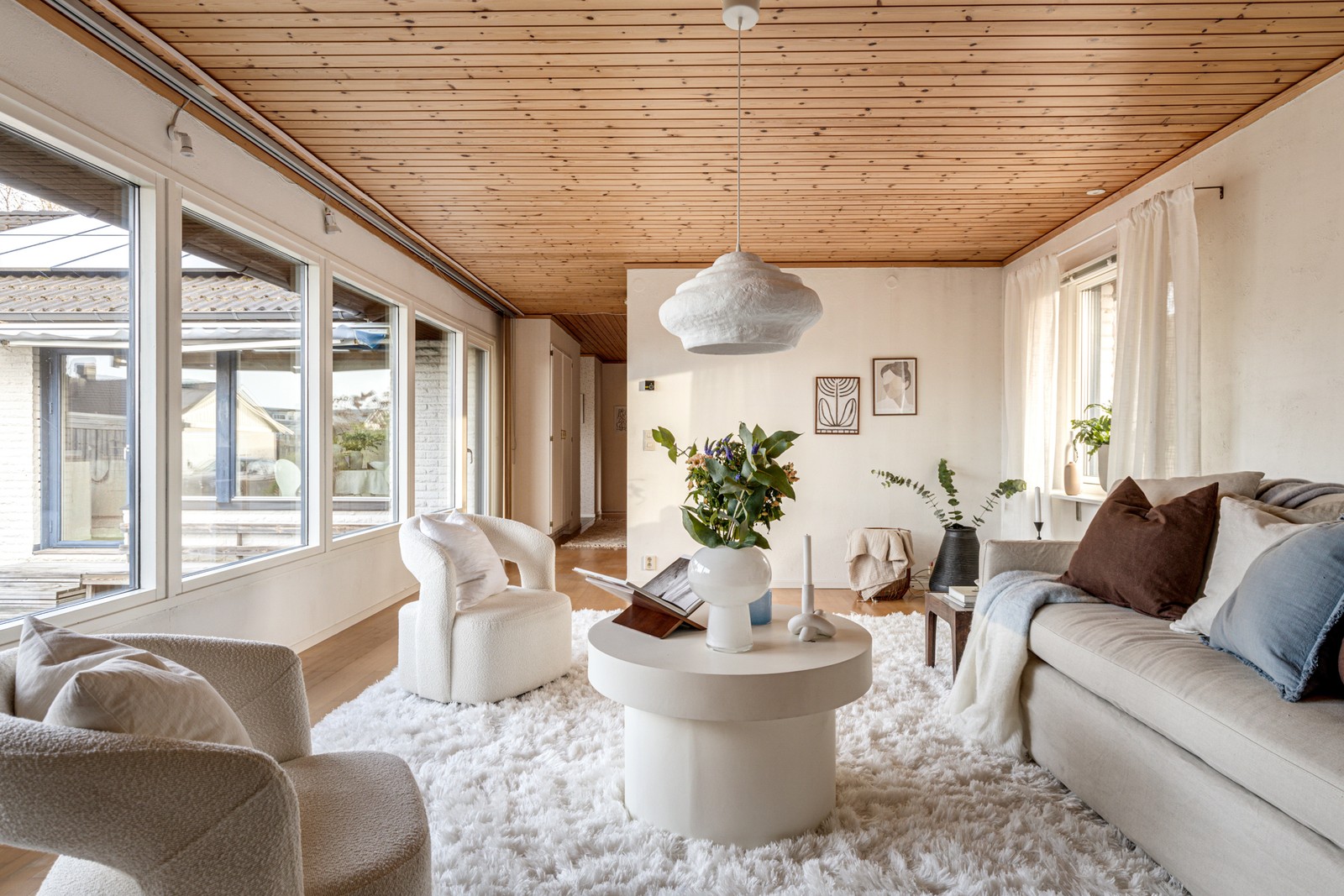 Luftigt sällskapsrum med vackra fönsterpartier