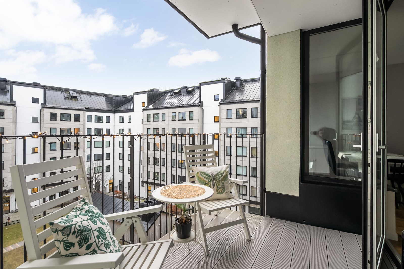 Stor balkong med eftermiddagssol!