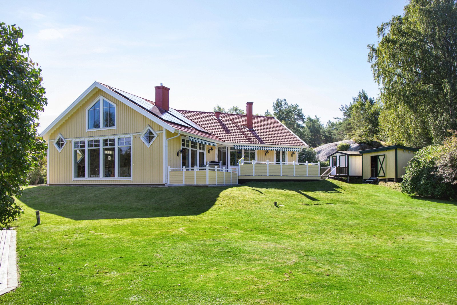 Villan ligger högt med vackra fönster