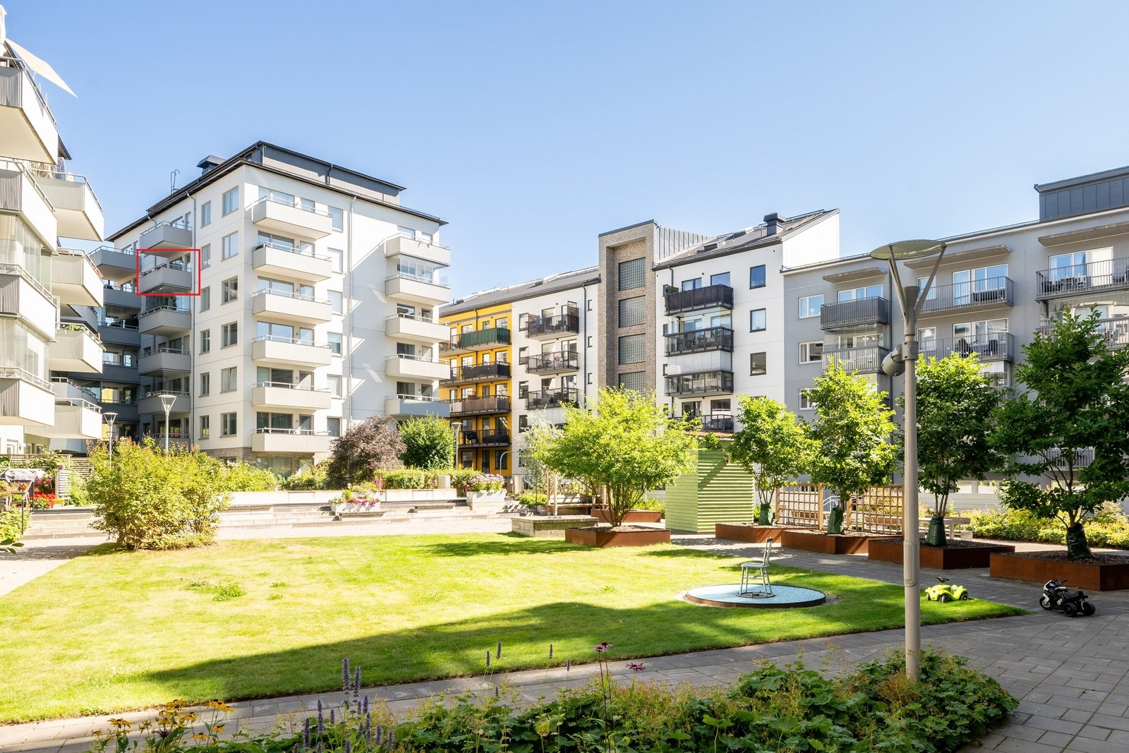 Innergård och balkong