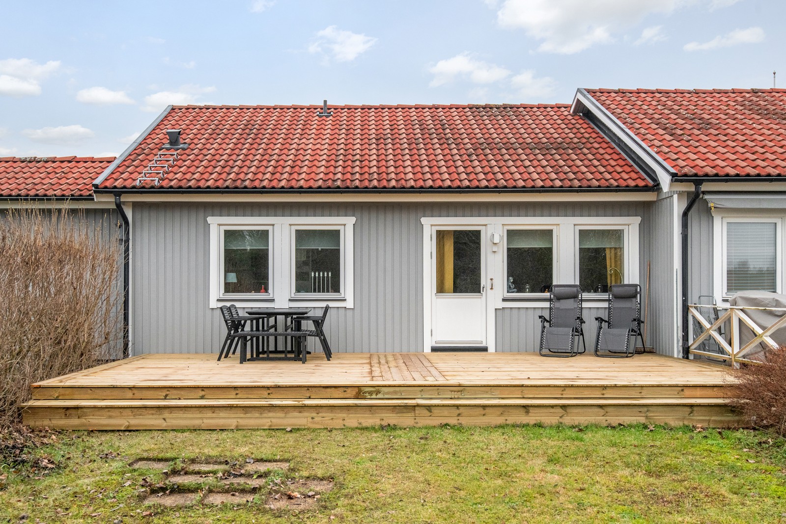 Baksidan med en helt nybyggd trall