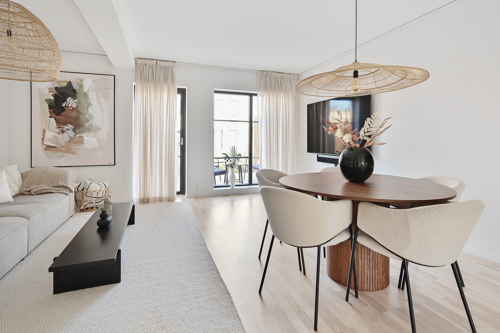 Härligt vardagsrum med matplats