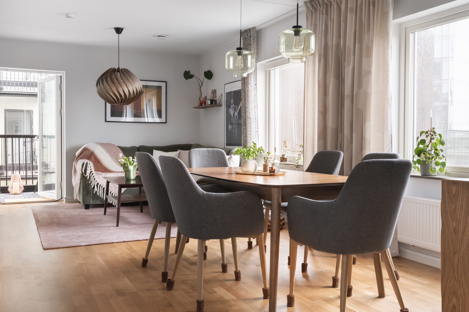 Ljuset flödar in via de stora fönstren och sprider sig fint över varje kvadratmeter