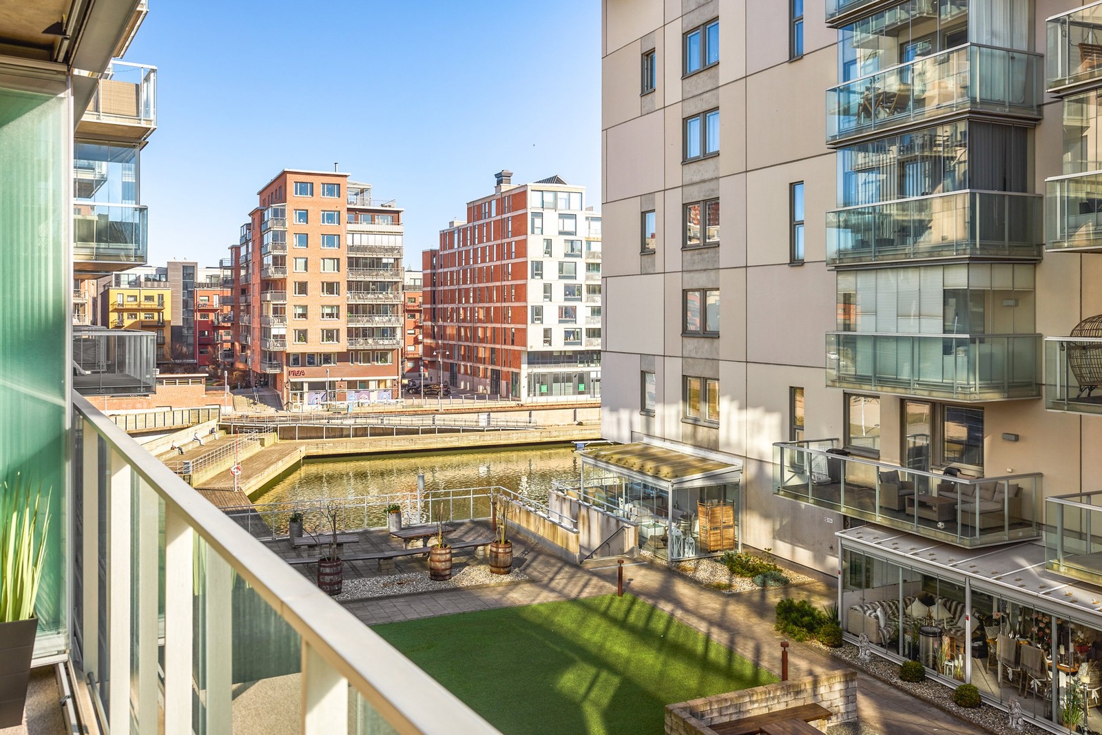 Solig balkong med blick mot vattnet