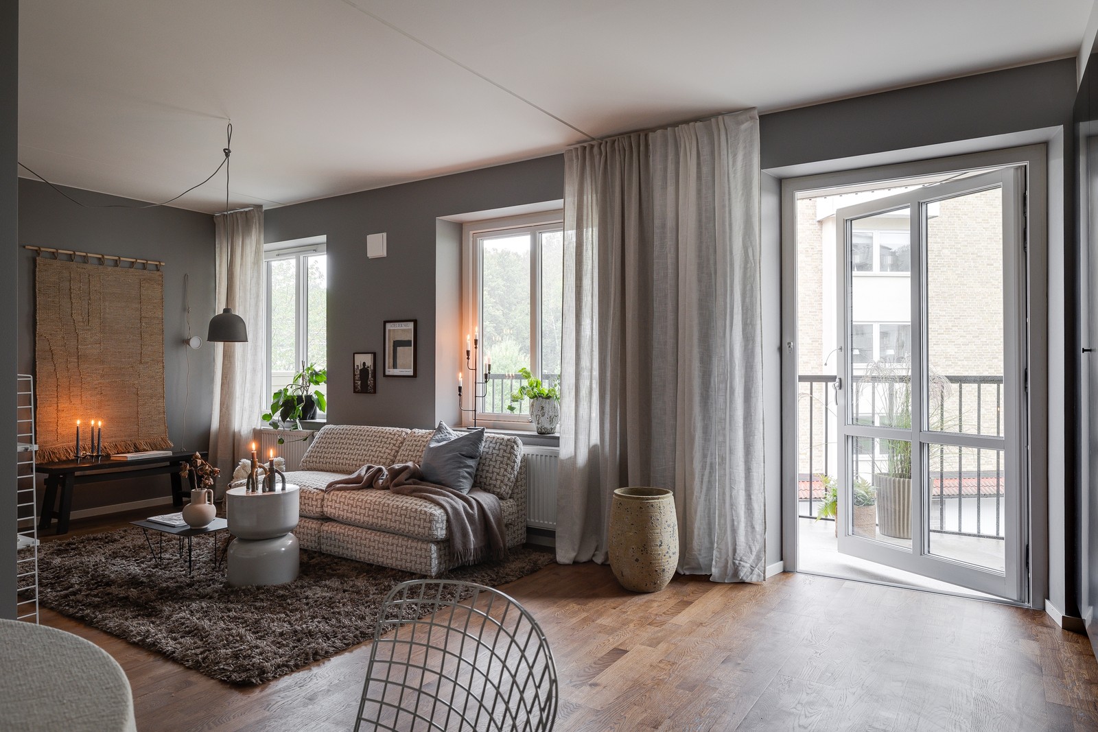 Öppna och luftiga ytor mellan kök och vardagsrum