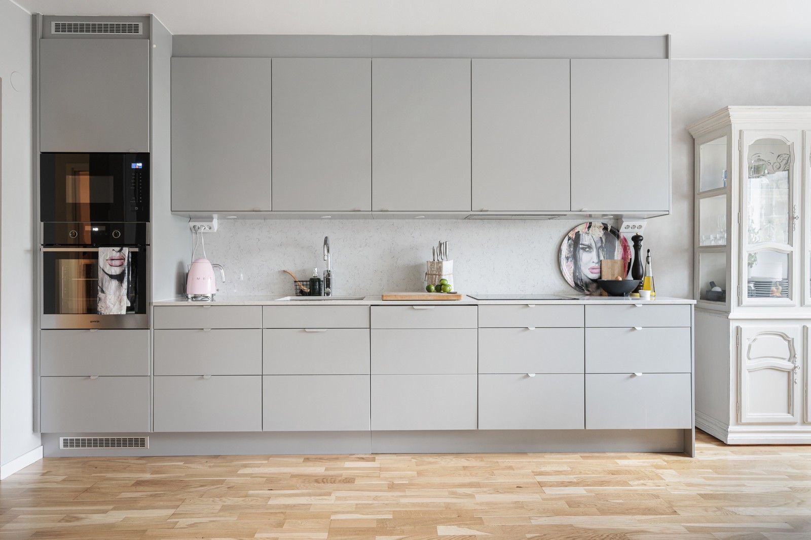 Lägenheten är totalrenoverad med stilrena materialval.