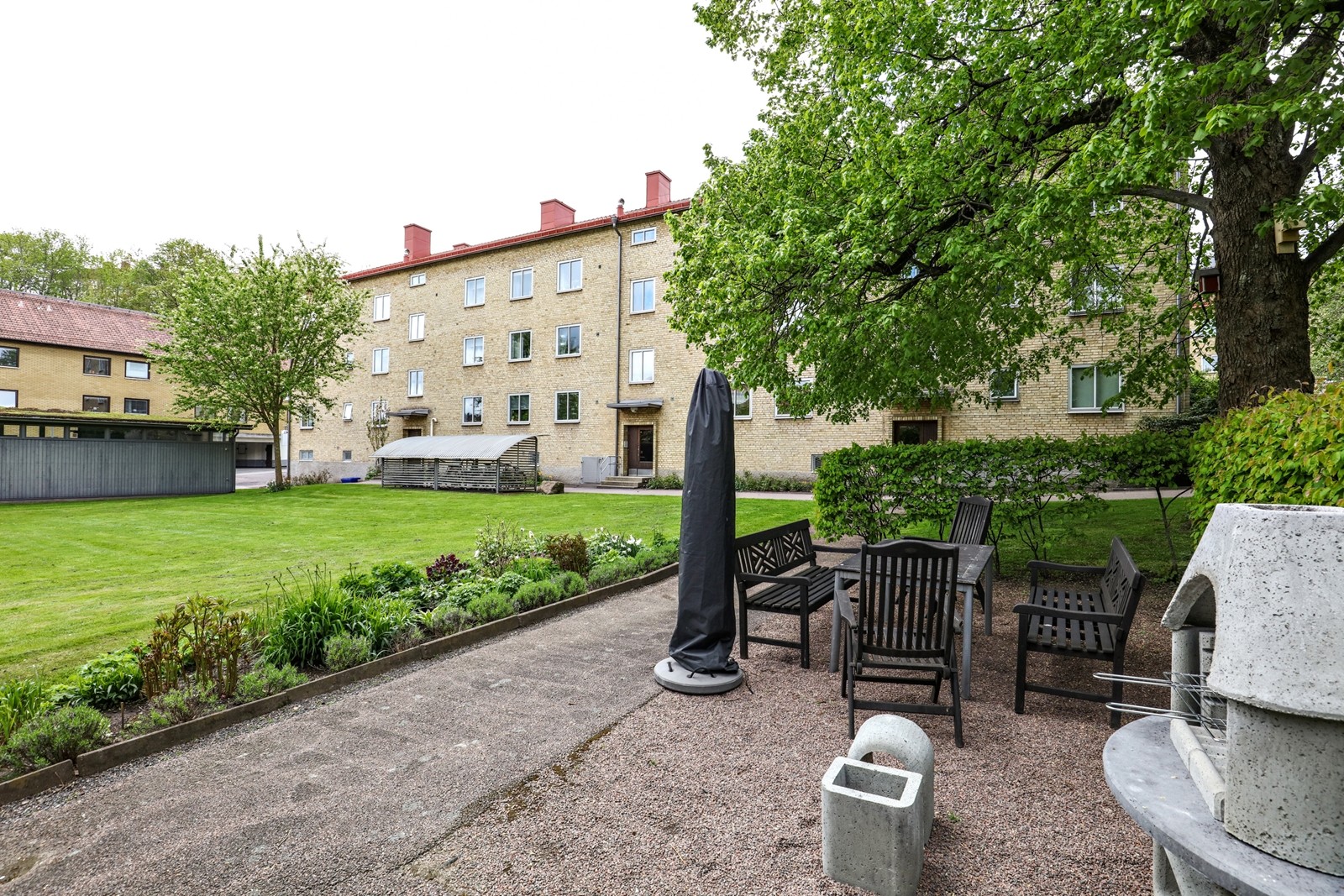 Lugnt och härligt område med grönskande omgivningar