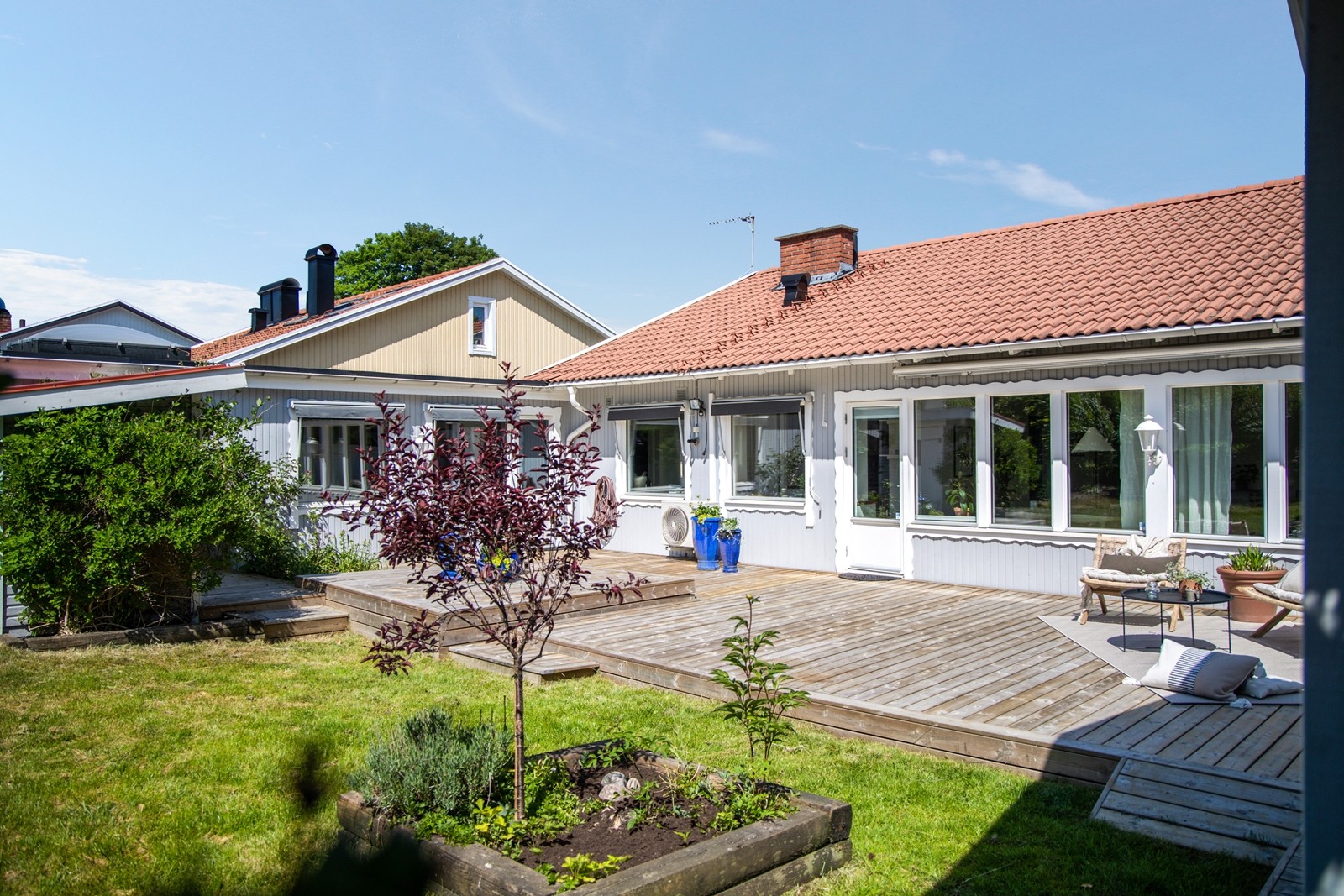 Högt & fritt hörnläge med stor lummig tomt!