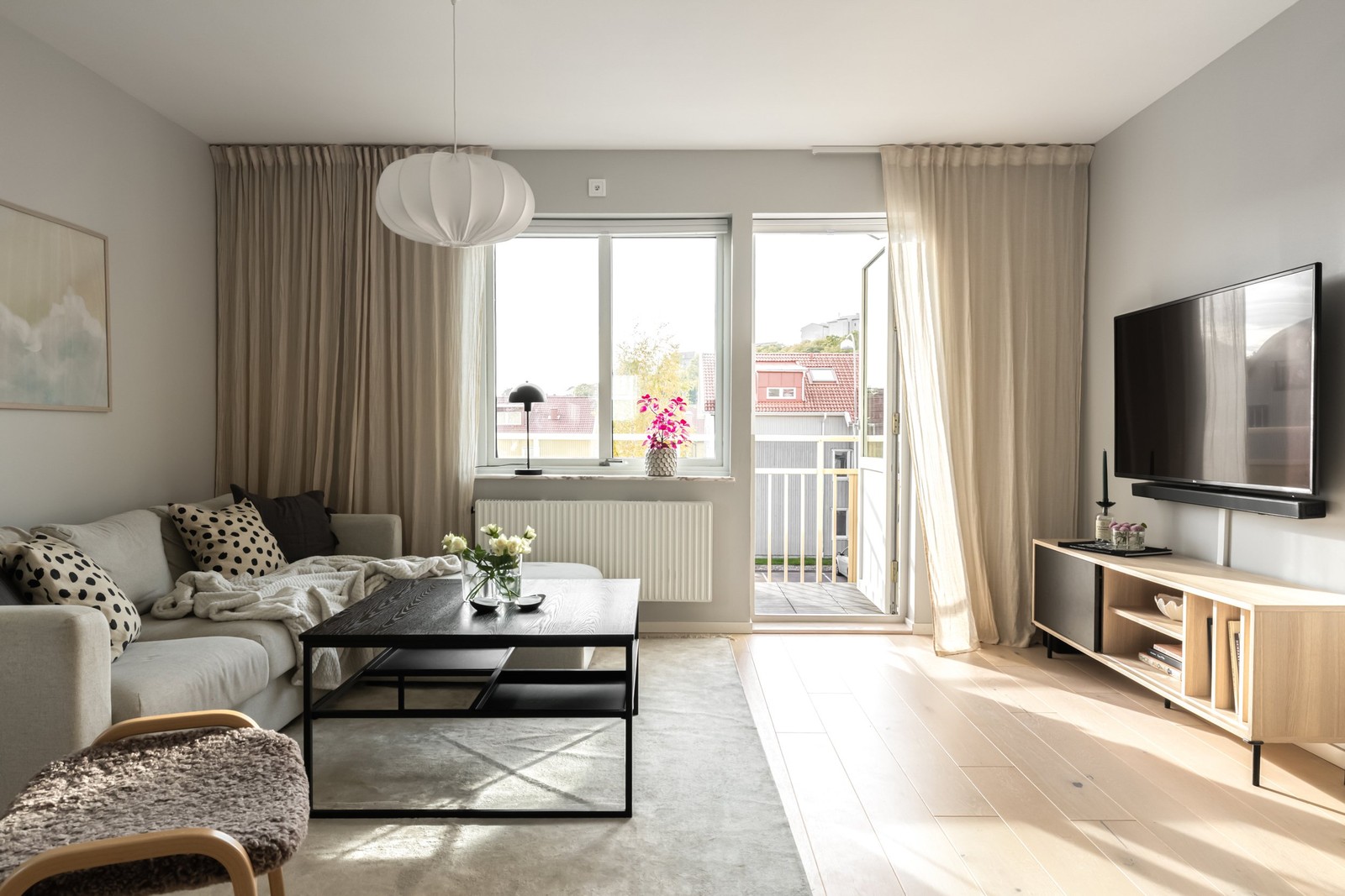 Underbart ljusinsläpp från de stora fönsterpartierna