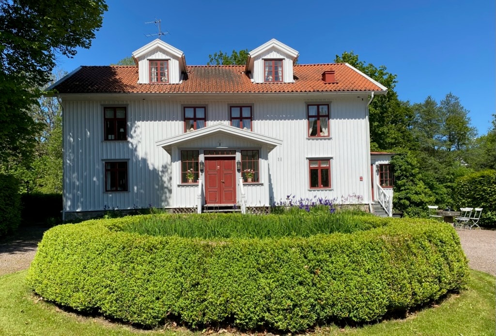 Underbara Villa Esstorp - Lerums fd gästgiveri med anor från 1600-talet (Säljarens sommarbild)