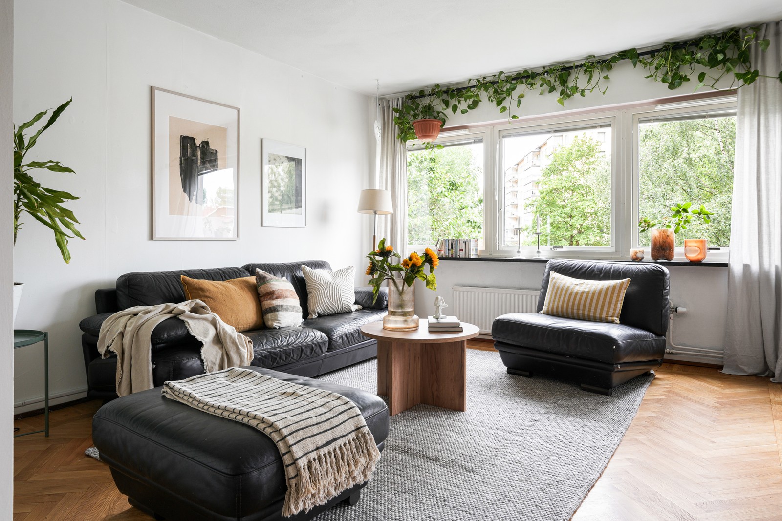 Fortsätter man rakt fram från hallen möts man av det rymliga vardagsrummet