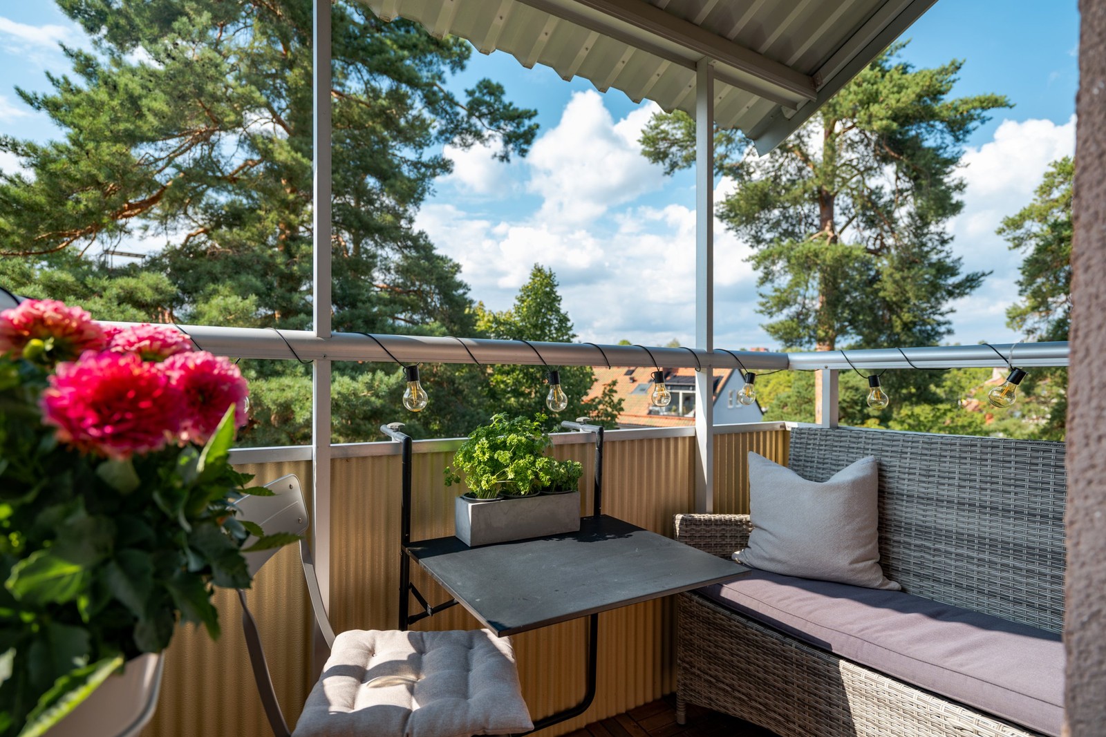 Balkong högst upp i huset med kvällssol