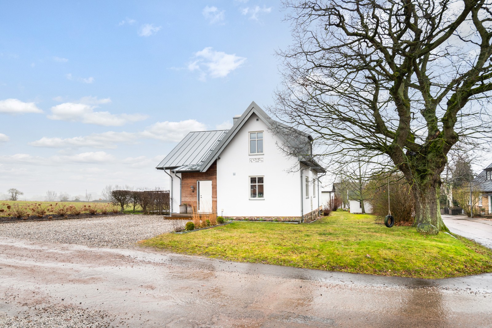 Husets framsida med uppställningsplats för flera fordon