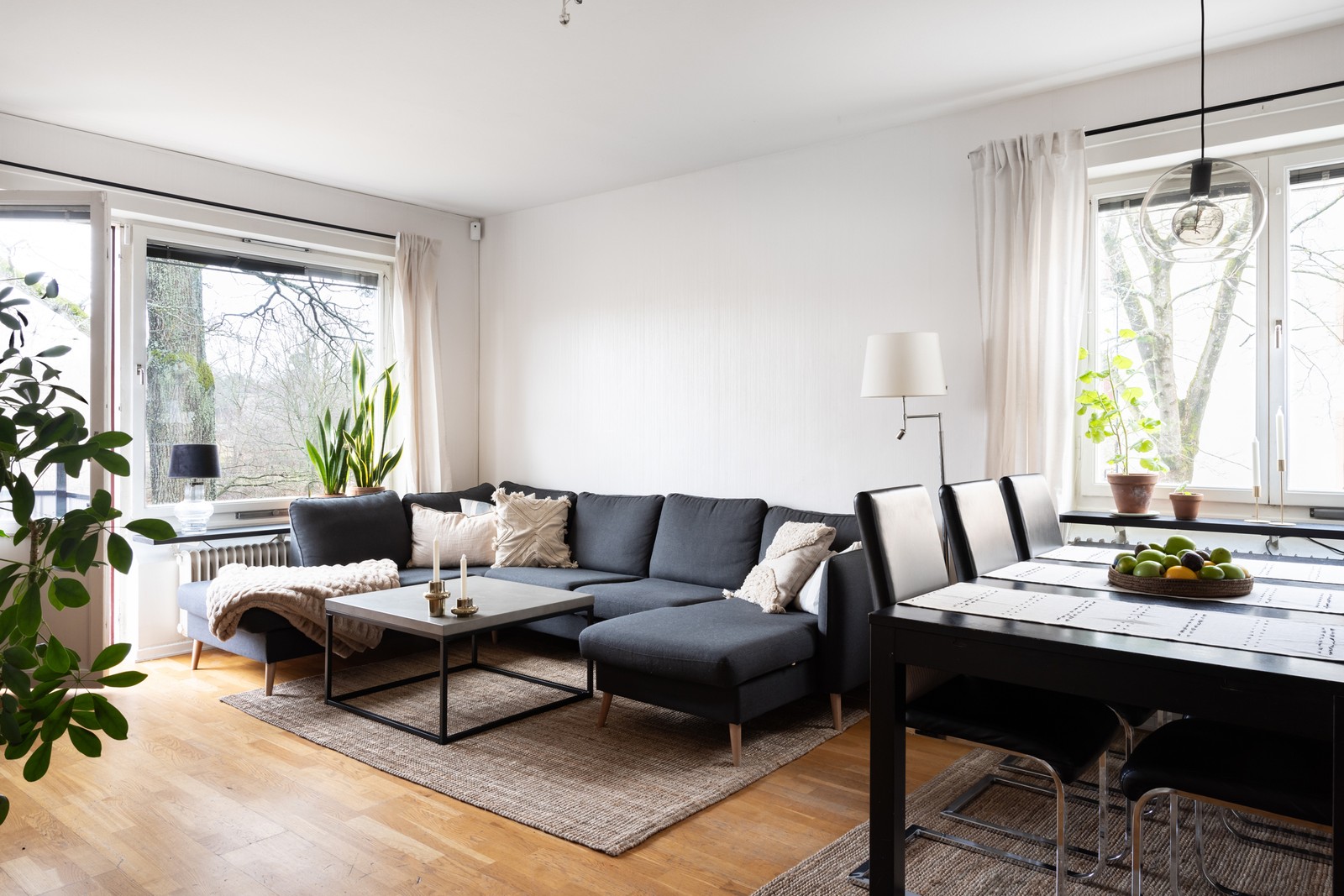 Trevligt gavelläge med fönster åt två väderstreck