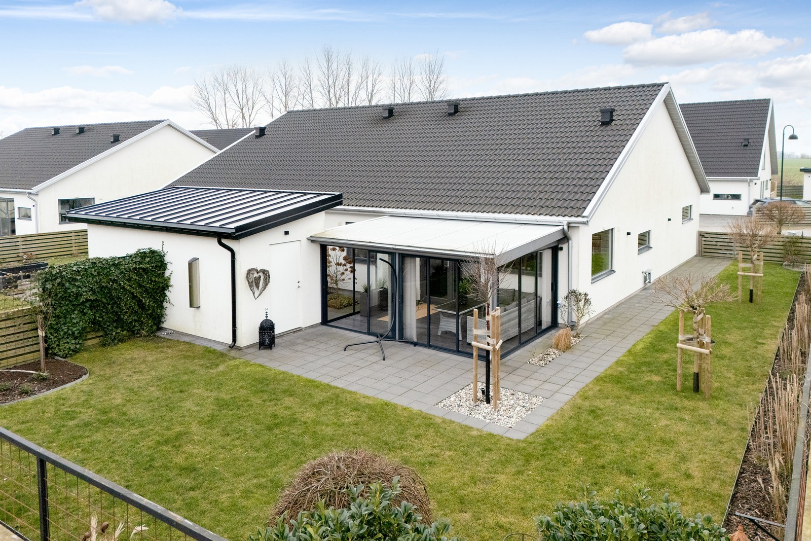 Vy mot uterum och den vackert anlagda trädgården