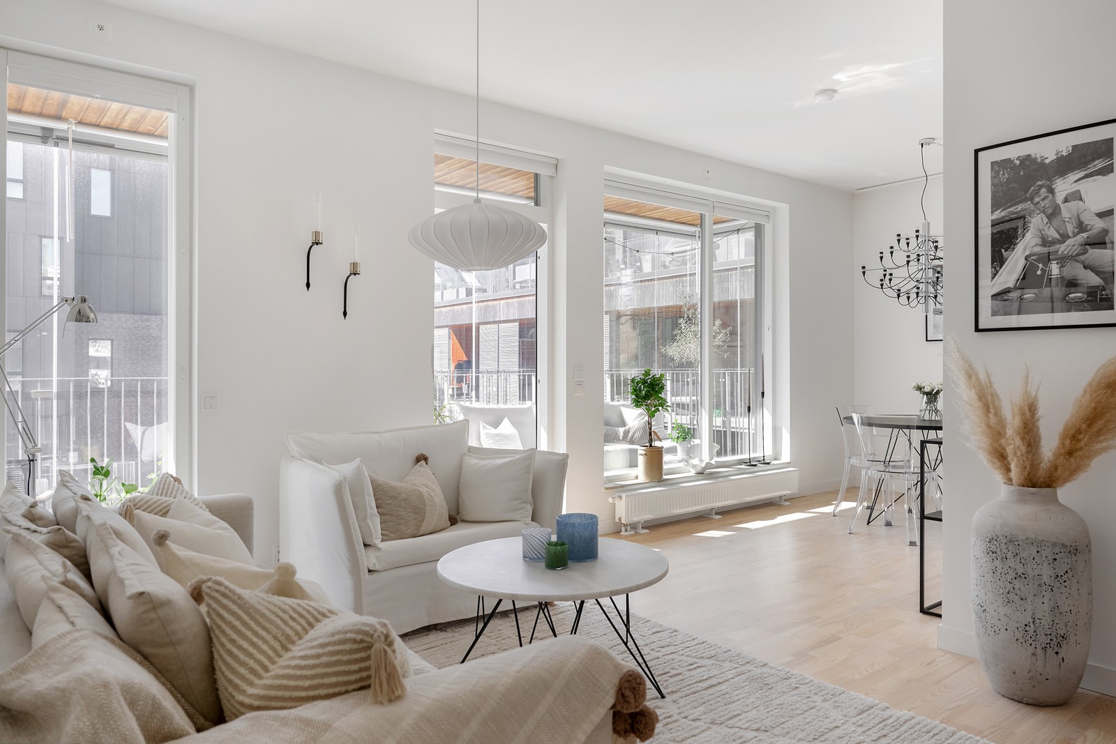 Ledorden för denna bostad blir, tack vare den generösa takhöjden, ljus och rymd