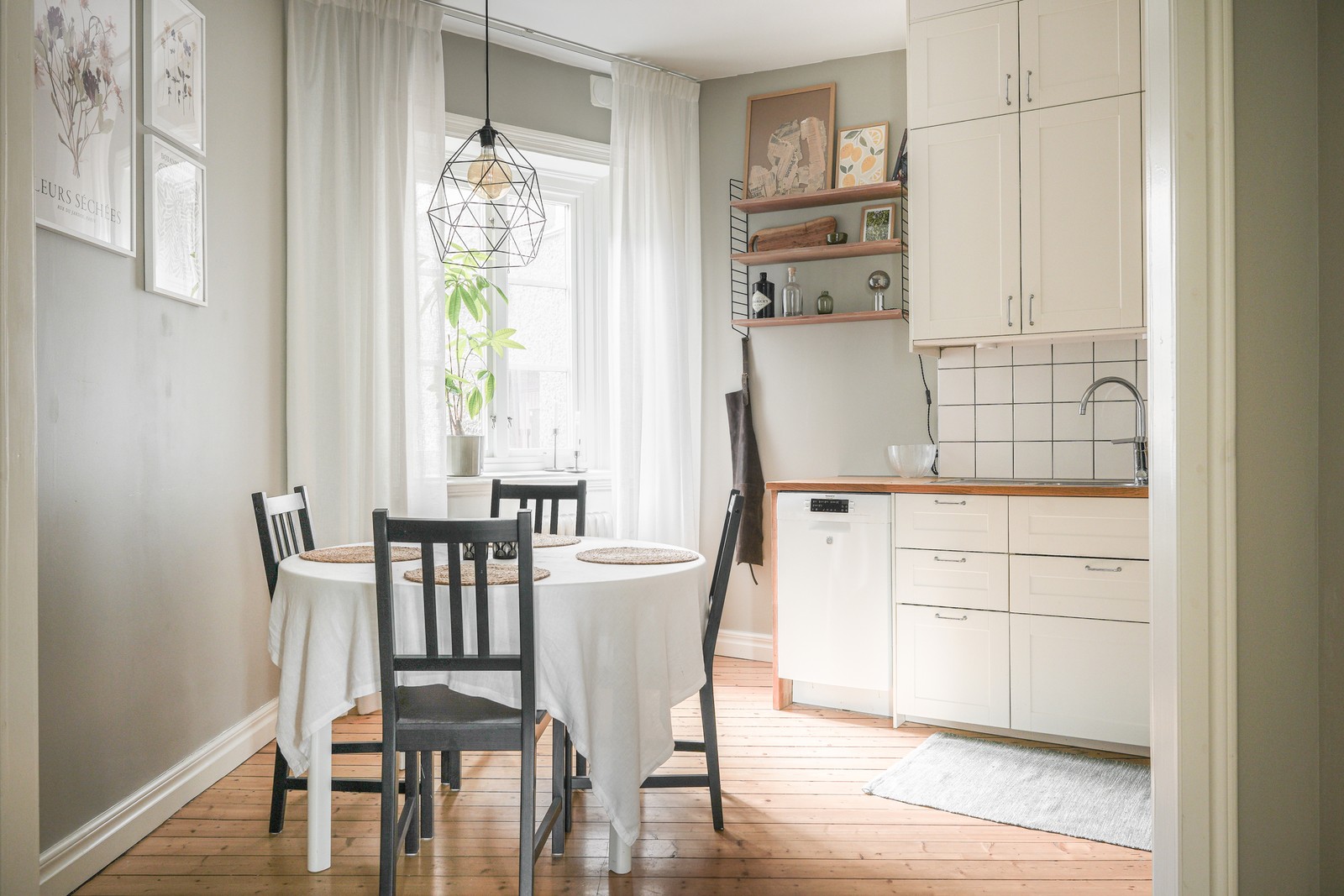 Matplatsen tar sin givna plats intill köksfönstret, här ryms mysiga middagar med nära & kära