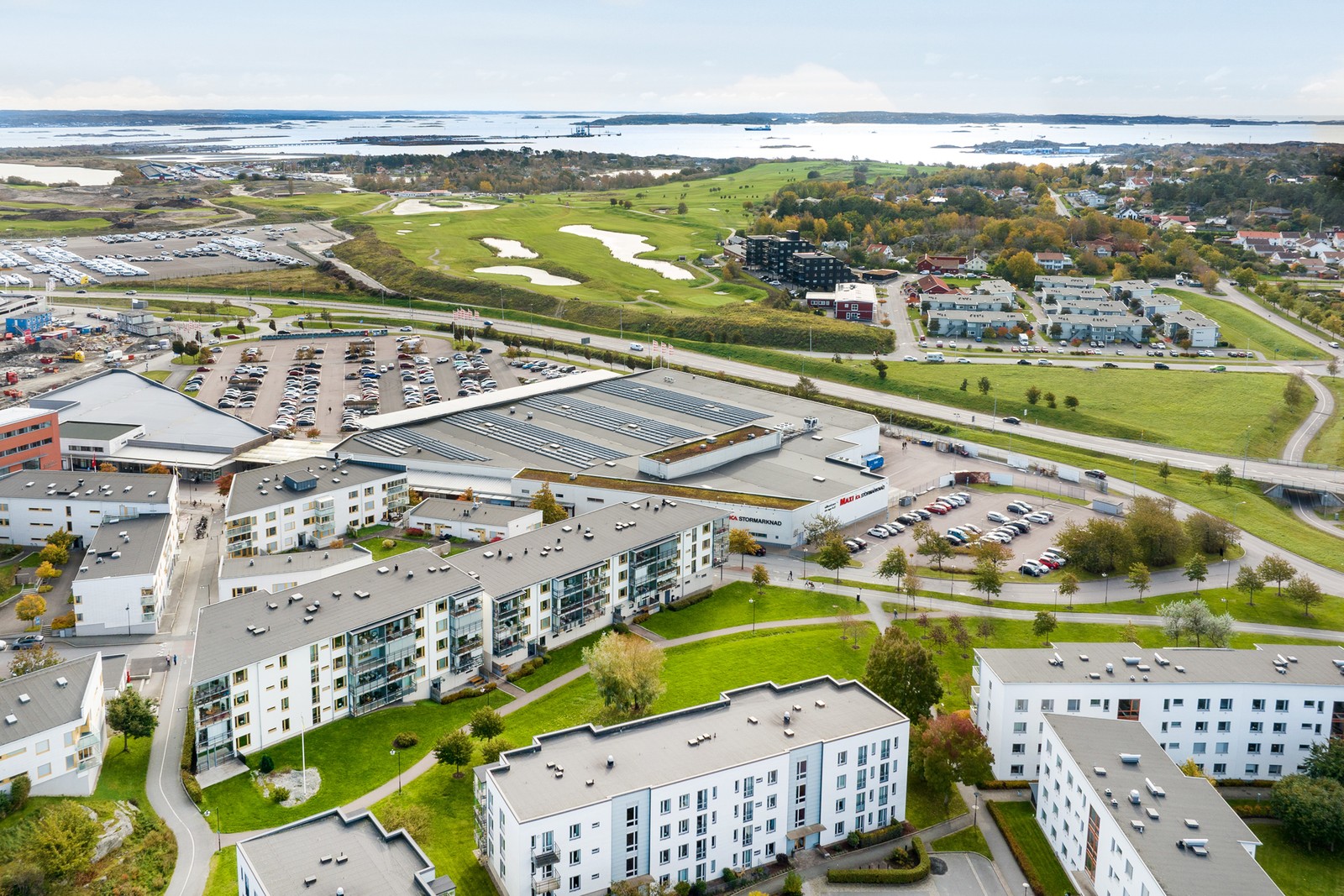 Nära stort serviceutbud och kommunikation samt hav och natur.