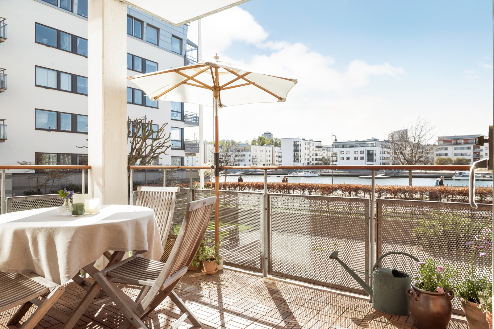 Underbart läge - indraget från kajstråket som gör att du njuter av fin utsikt i lugn och ro