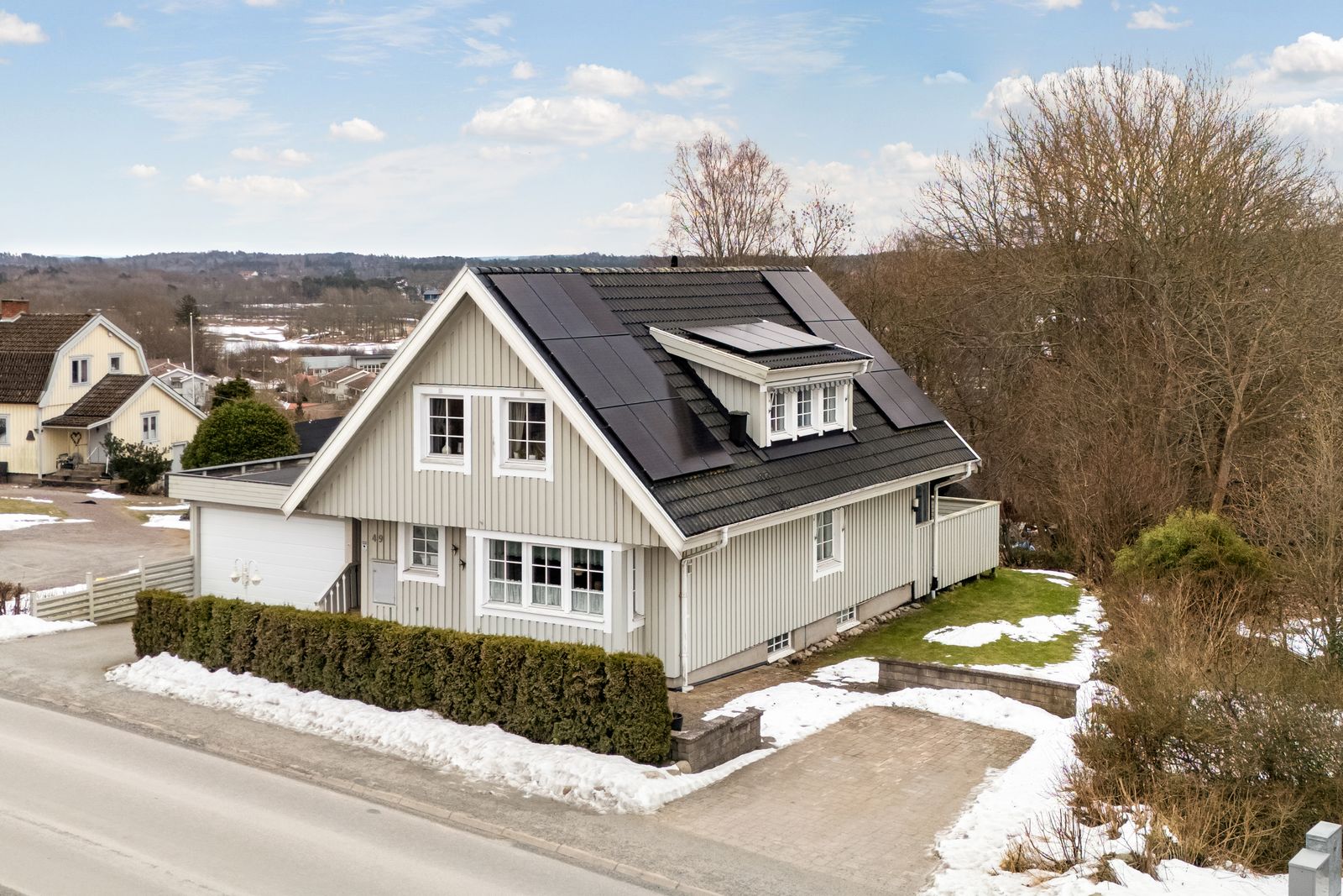 Välkomna till Rörmöstvägen 49, en välplanerad familjebostad i hjärtat av Vallda