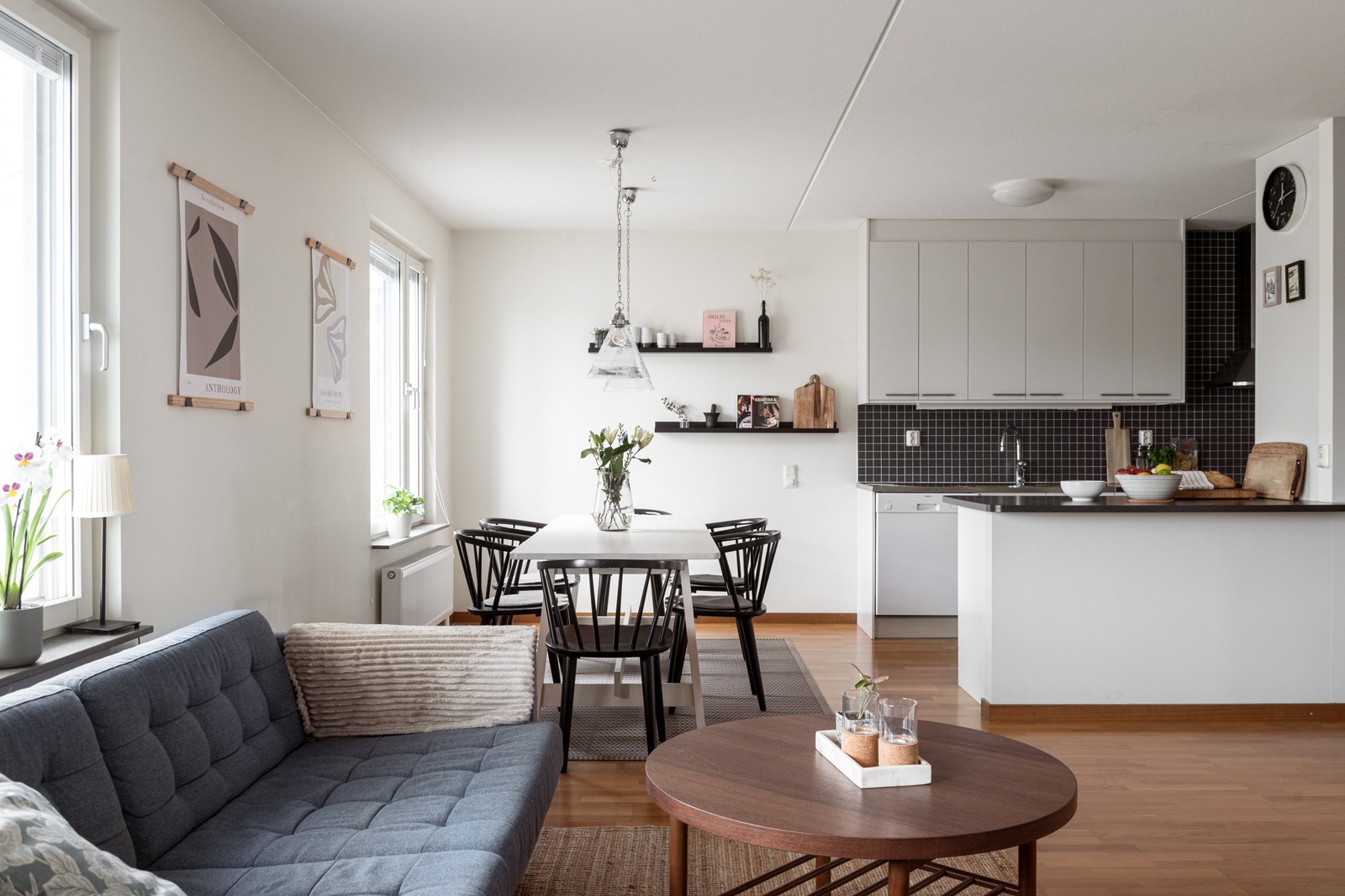 Här väntar en ljus och trivsam trea med rymliga ytor