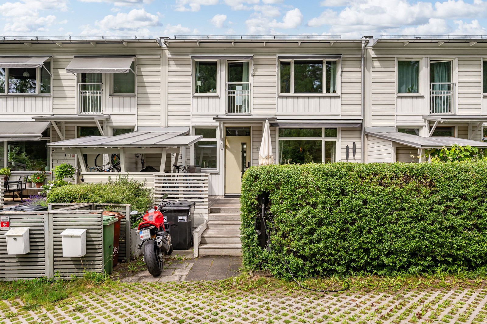 Fasad och uteplats mot söder