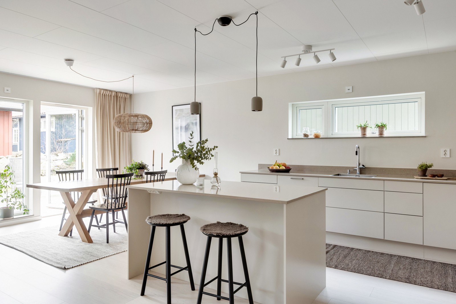 På entréplan umgås man med familj och vänner i den öppna planlösningen