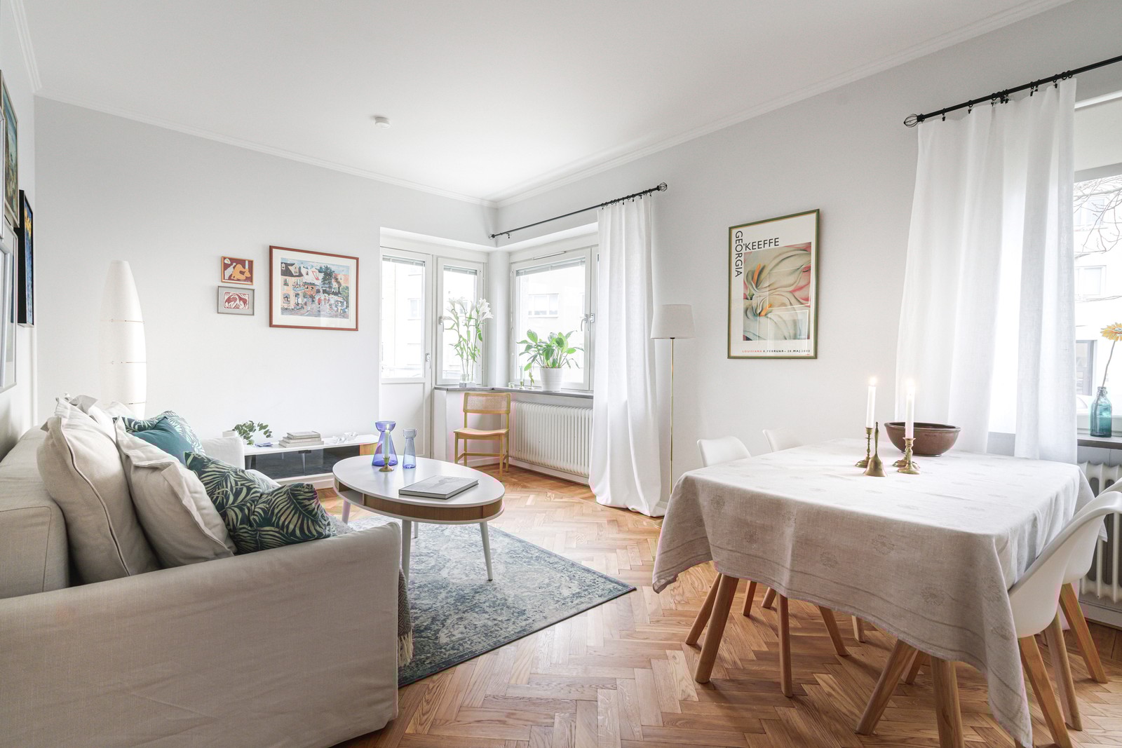 Stora fönster och ett hörnfönster ger ett fantastiskt ljusinsläpp