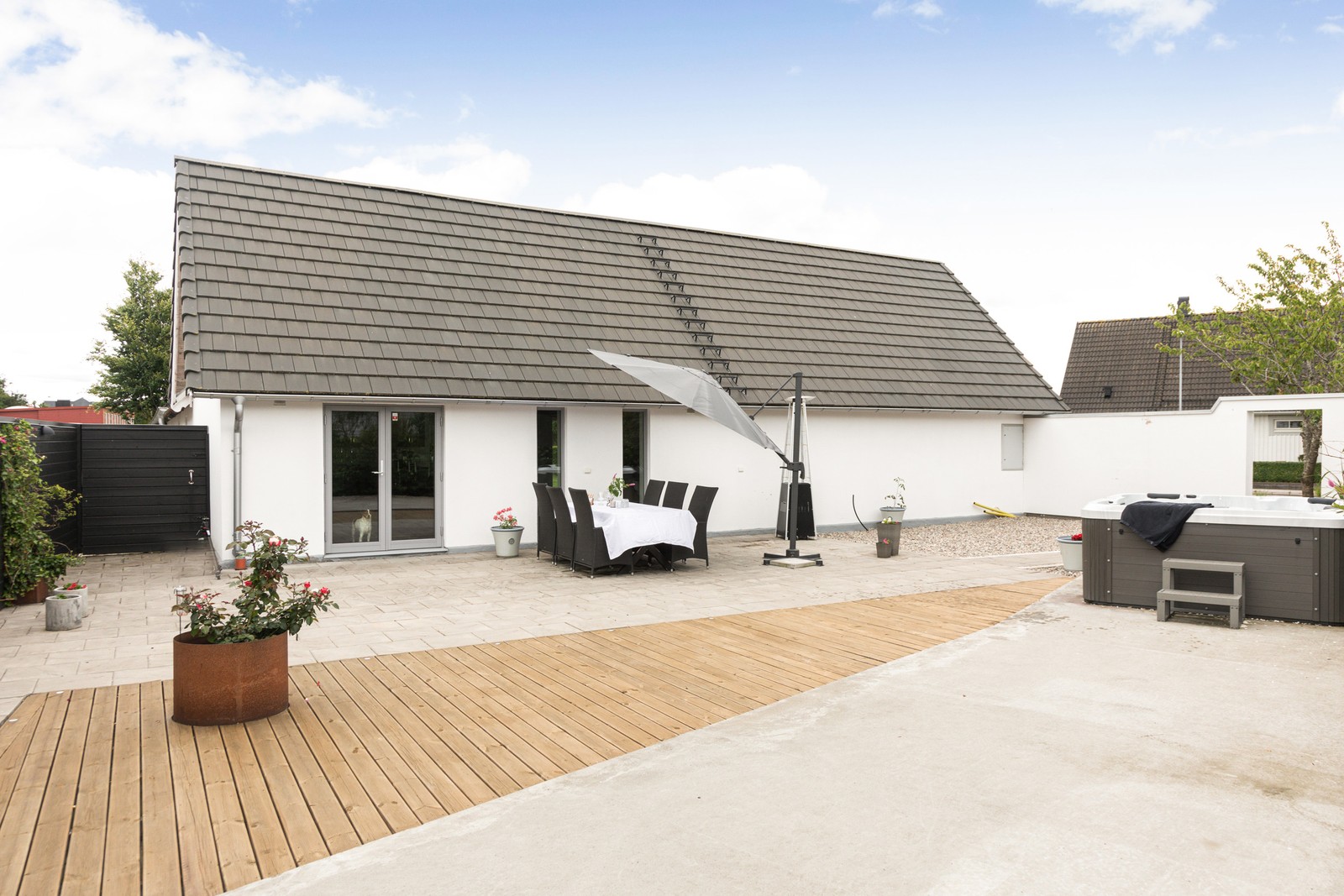 Generös skyddad uteplats som sedan fotot togs blivit förädlad med pergola