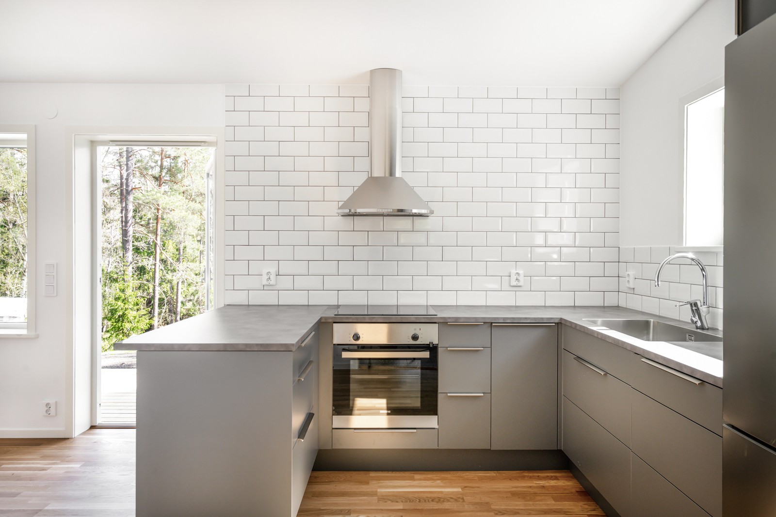 Köket är ljust och trivsamt