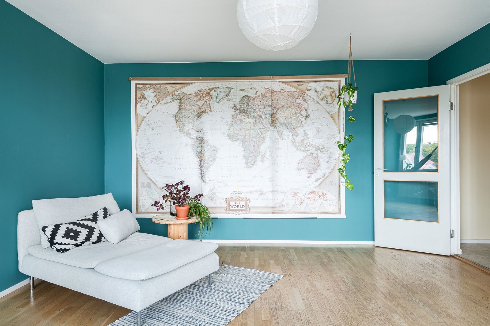 Rymligt vardagsrum med utgång till inglasad balkong