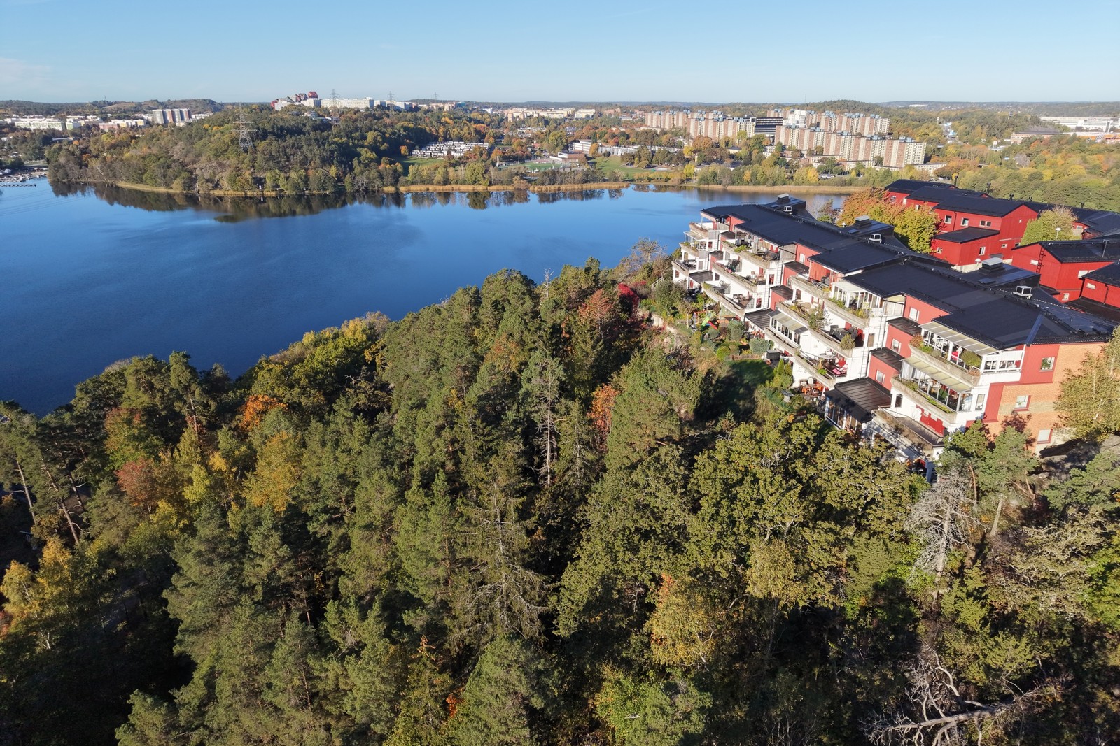 Beläget längst ut på udden med sjöutsikt