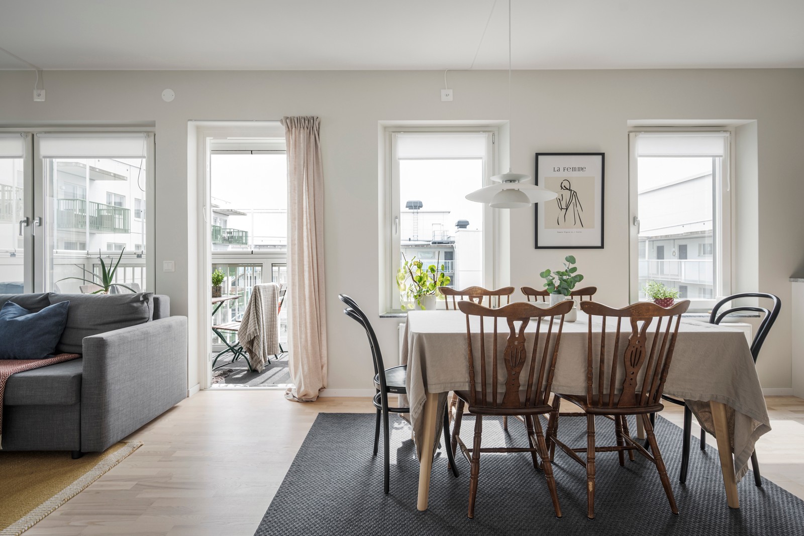 Ljuset flödar in via de stora fönstren och sprider sig fint över varje kvadratmeter