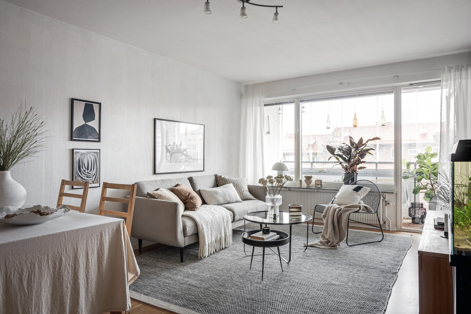 Högst upp i huset i ett ostört läge nås denna utsökta fyrarummare