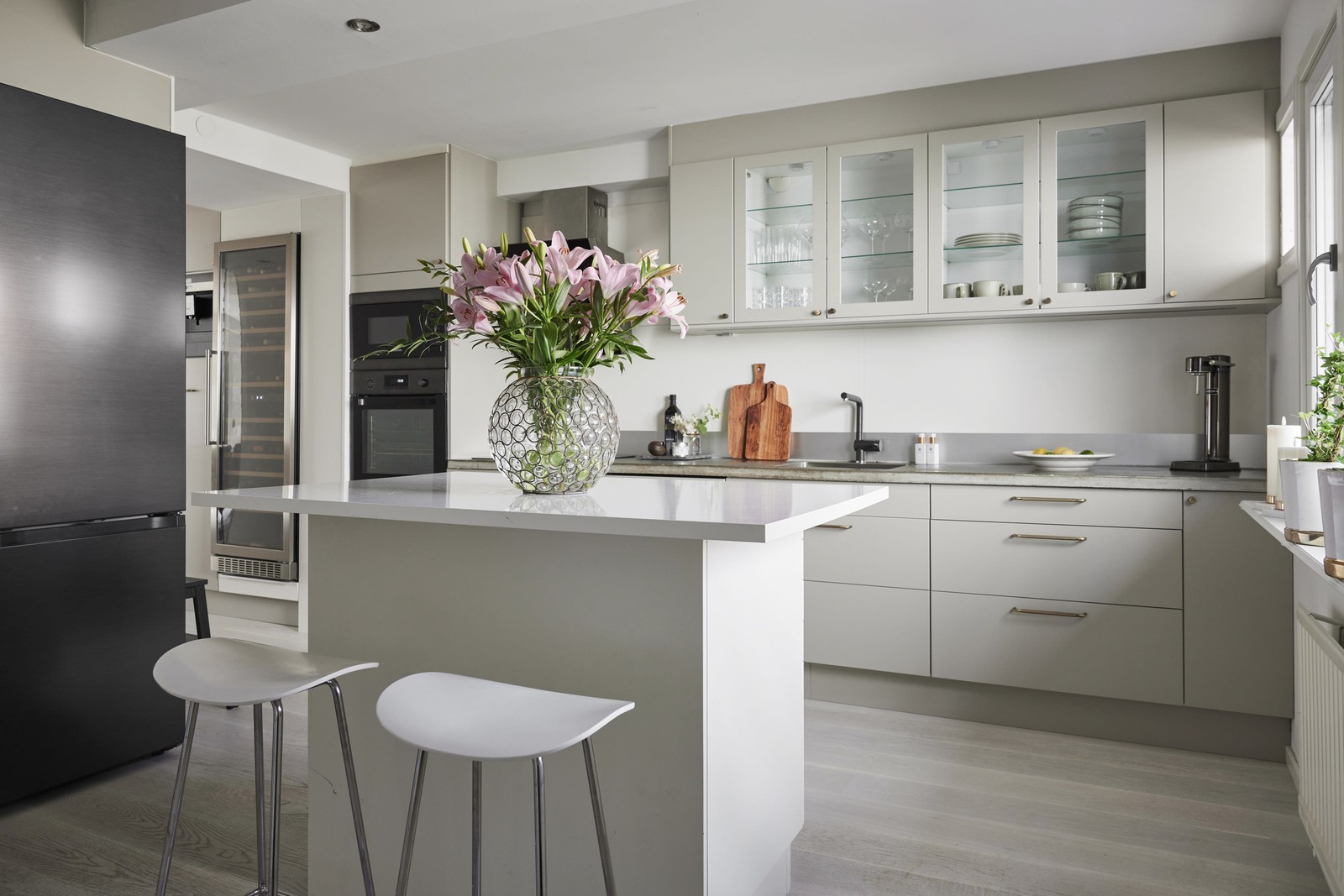 Välkommen till ett topprenoverat hus med snygg design och lyxig känsla.