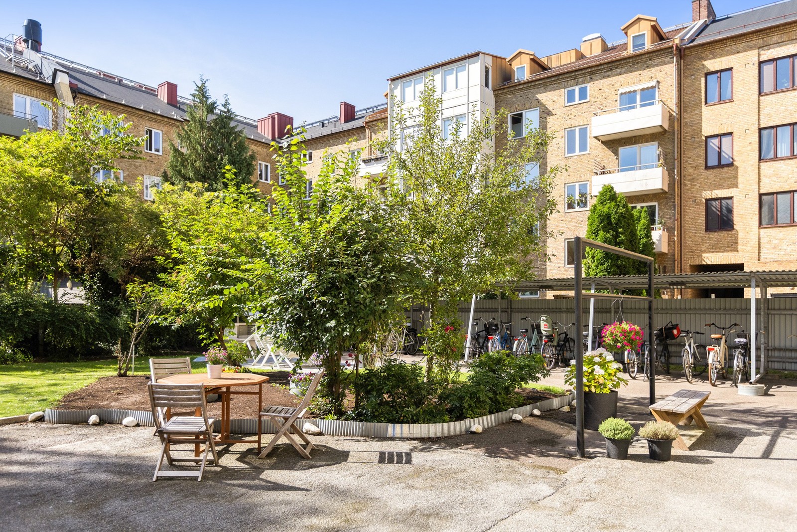 Föreningens mysiga innergård på sommaren