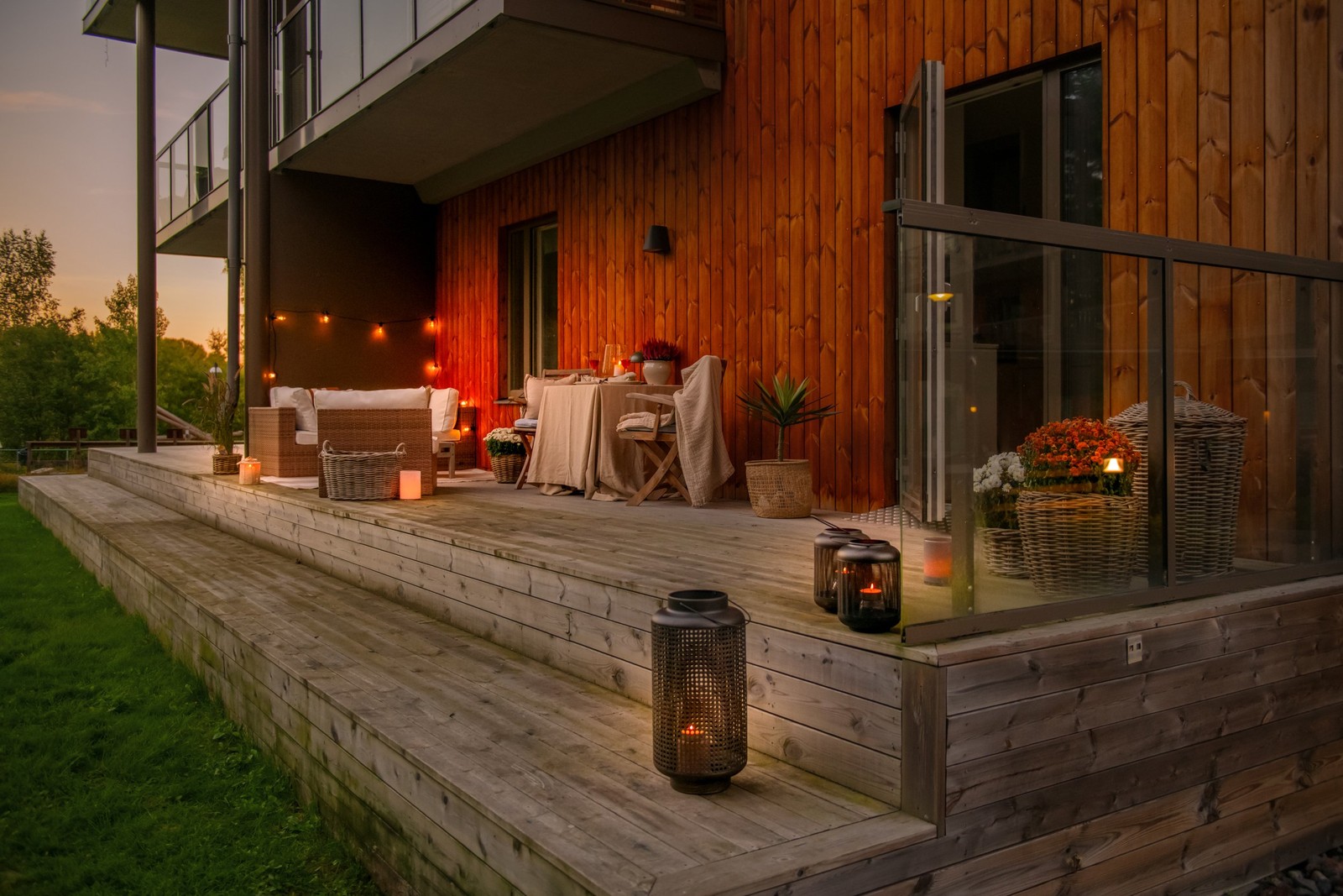 Underbar uteplats i generös storlek och i mysigt västerläge